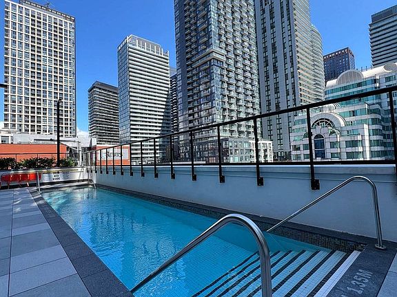 2nd image of 400 King St W #729