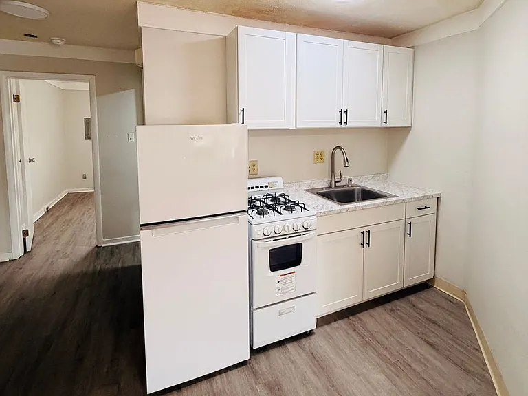 450 1/2 Augusta St — Photo 3