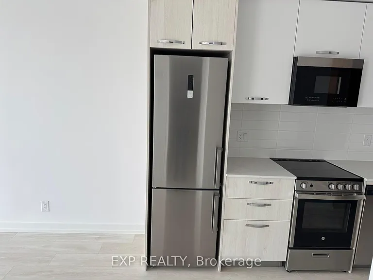 75 James St S #2513 — Photo 33