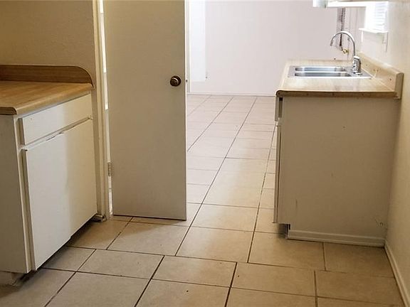 3rd image of 4726 Windsor Dr