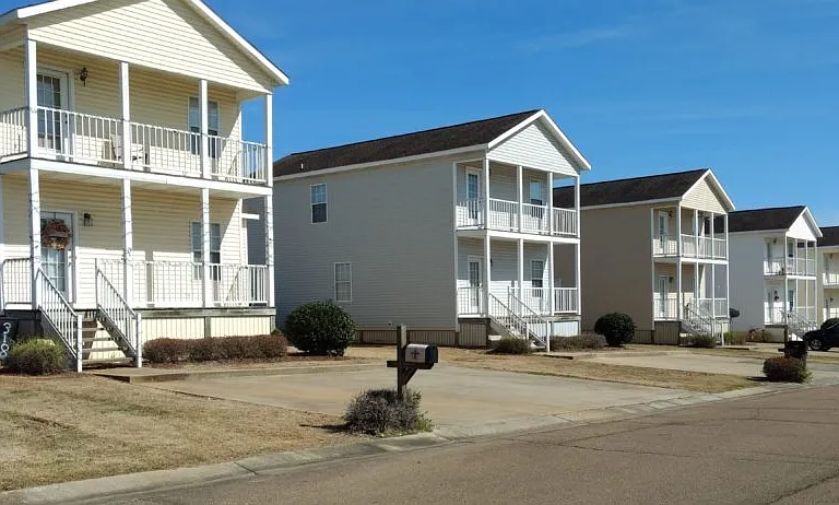 409 Mallory Ln — Photo 1