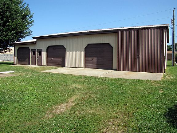 nice detached shop building 