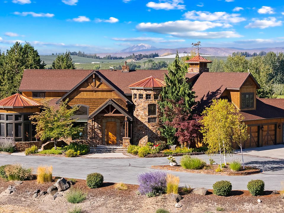 1_Custom Home with Extradinary Features>