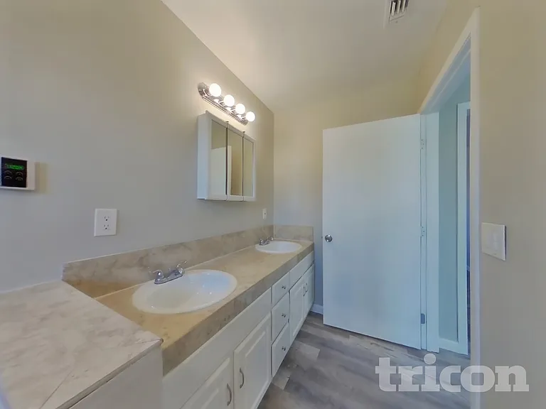 1126 W Ovington St — Photo 8