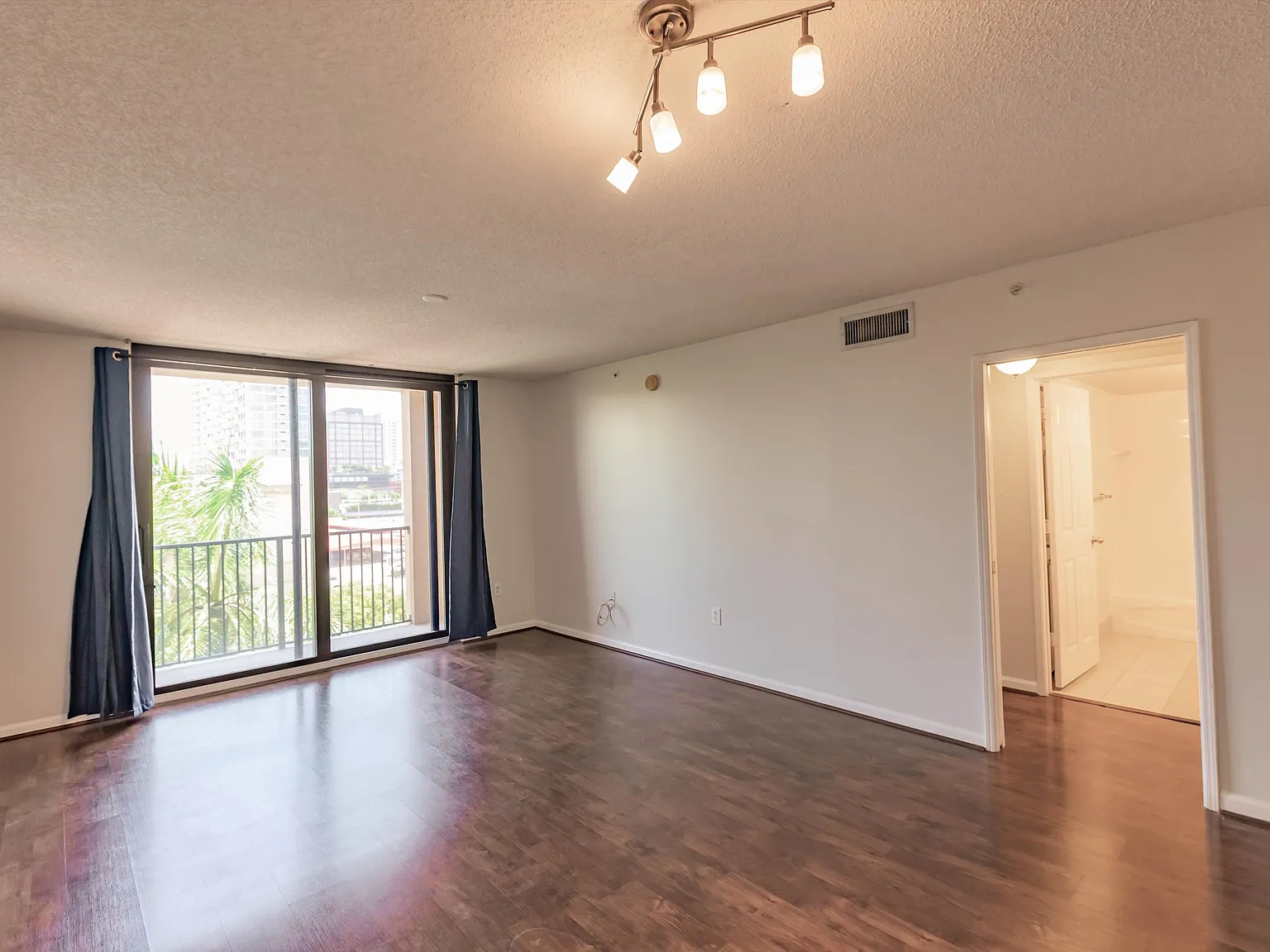 1 bed, 747 sqft, $2,300 — Photo 4