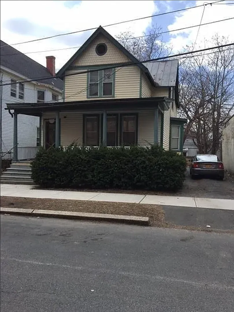 Beautiful 6 bedroom, 2 Bath — Photo 1
