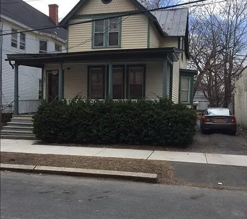 482 Yates St