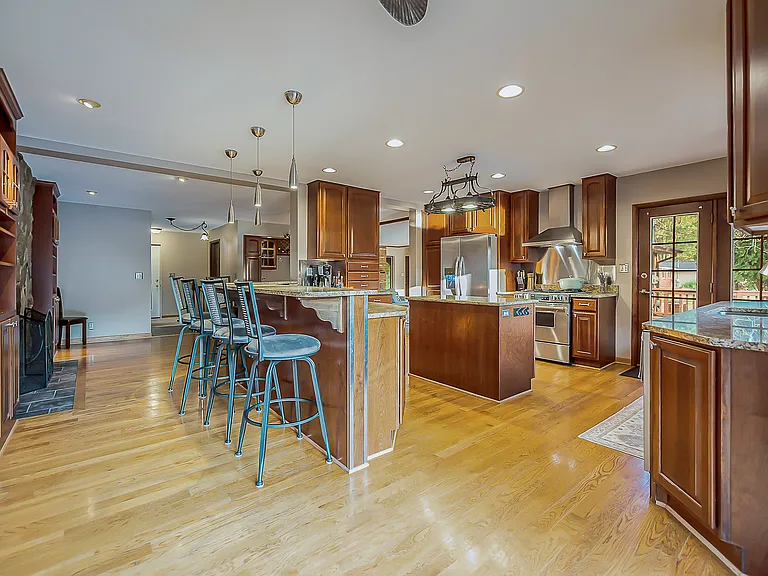 7666 Bishop Rd — Photo 15