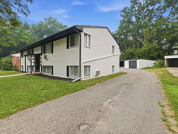 3rd image of 813 Carrier Creek Blvd NE
