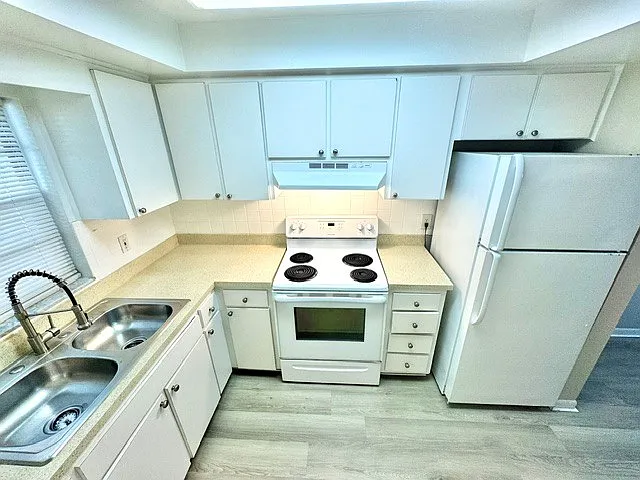 Devon Manor Apartments — Photo 16