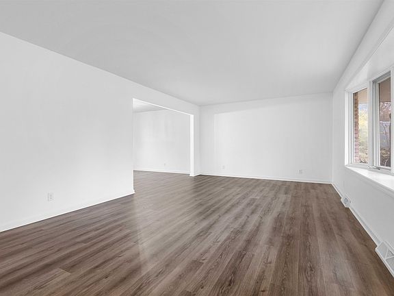 3rd image of 2143 Silverthorn Dr