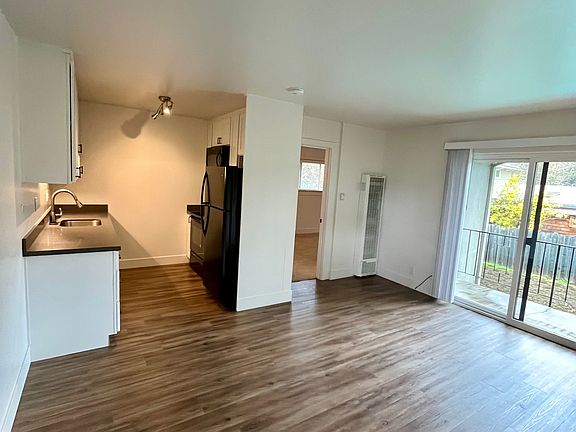 4th image of 927 E Blithedale Ave #7