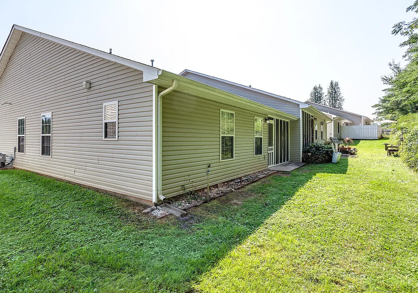 2bd/2ba end unit available now! — Photo 2