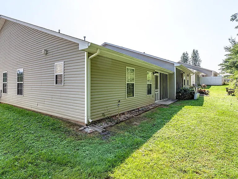 947 Spring Park Rd — Photo 2