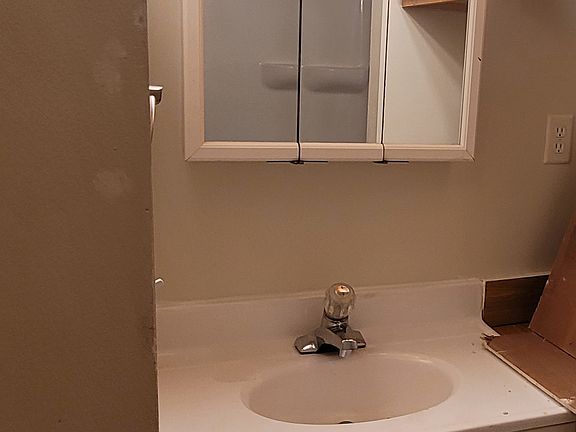 2nd image of 422 Belmont St