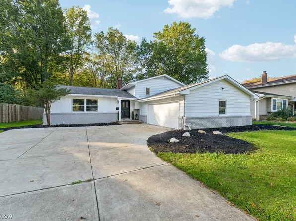 26725 Sweetbriar Dr, North Olmsted, OH 44070