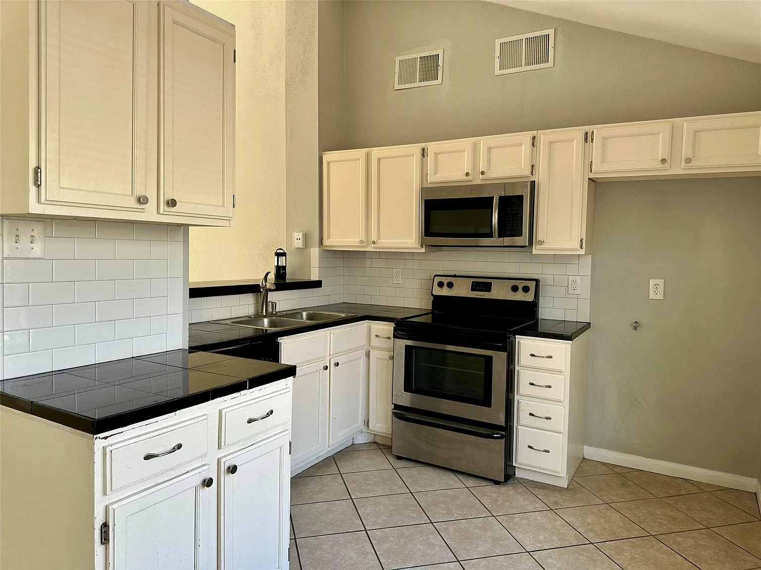 2 bed, 1.0 bath, 1038 sqft, $1,700 — Photo 4
