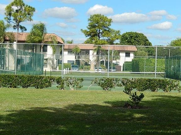 4th image of 4707 LUCERNE LAKES Boulevard E #202