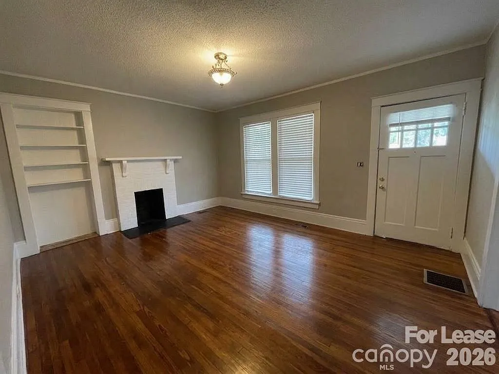 3 bed, 1352 sqft, $1,795 — Photo 2