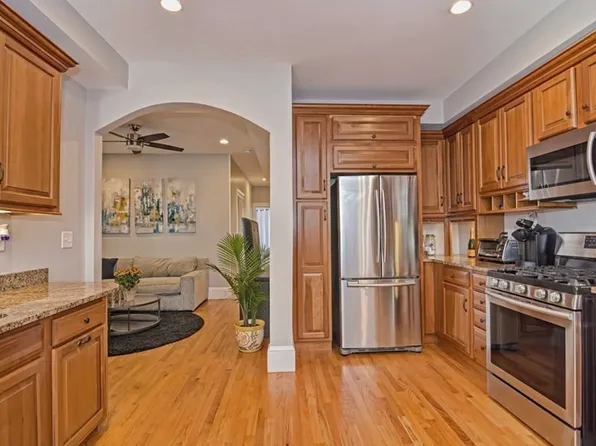 651 E 6th St Unit 2, South Boston, MA 02127