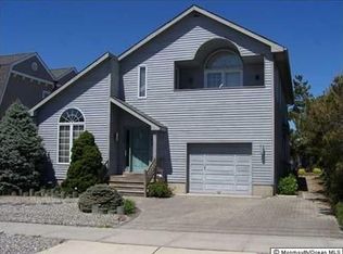 9 Bond Ave, Lavallette, NJ 08735