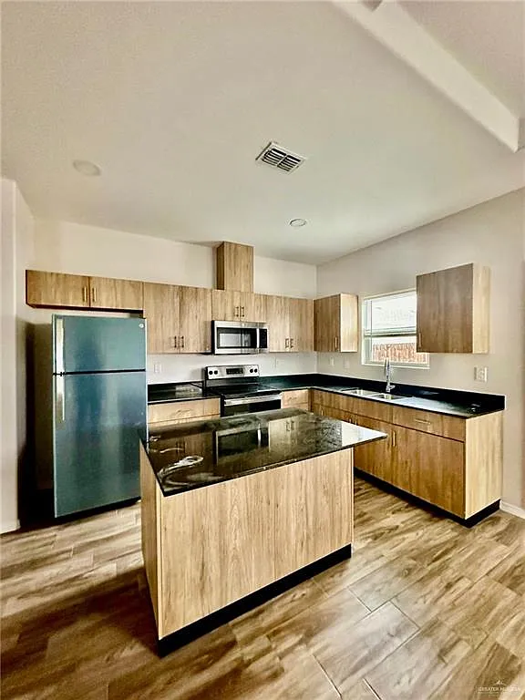 2 bed, 2.0 bath, 3944 sqft, $1,100 — Photo 4