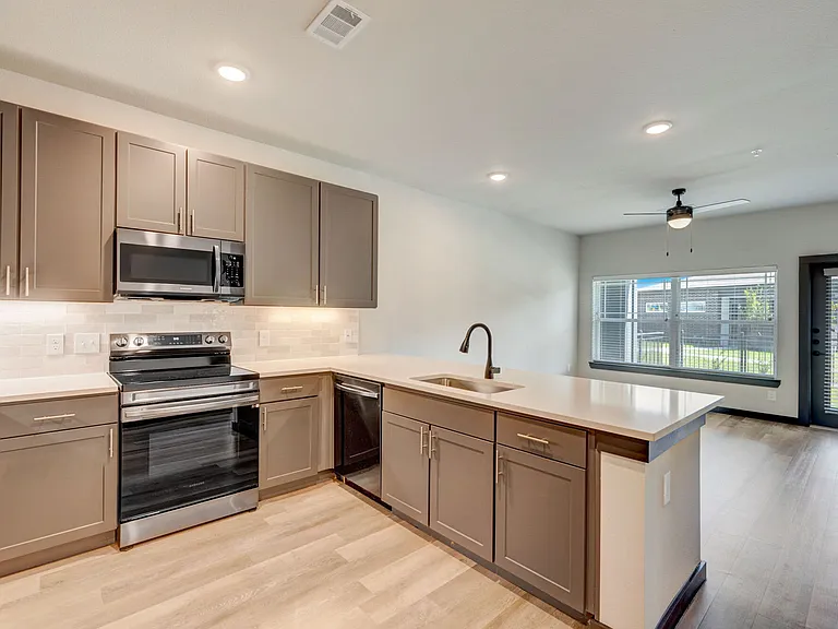 Skyview Flats — Photo 18