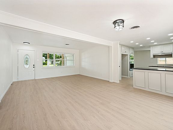 4th image of 1717 Monaco Dr