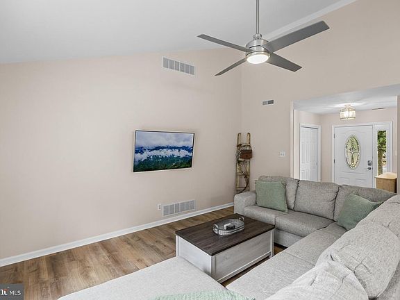 5th image of 14 Thistle Ln