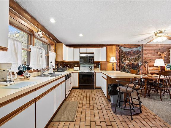 3rd image of 100 Crystal Lake Dr Unit 8