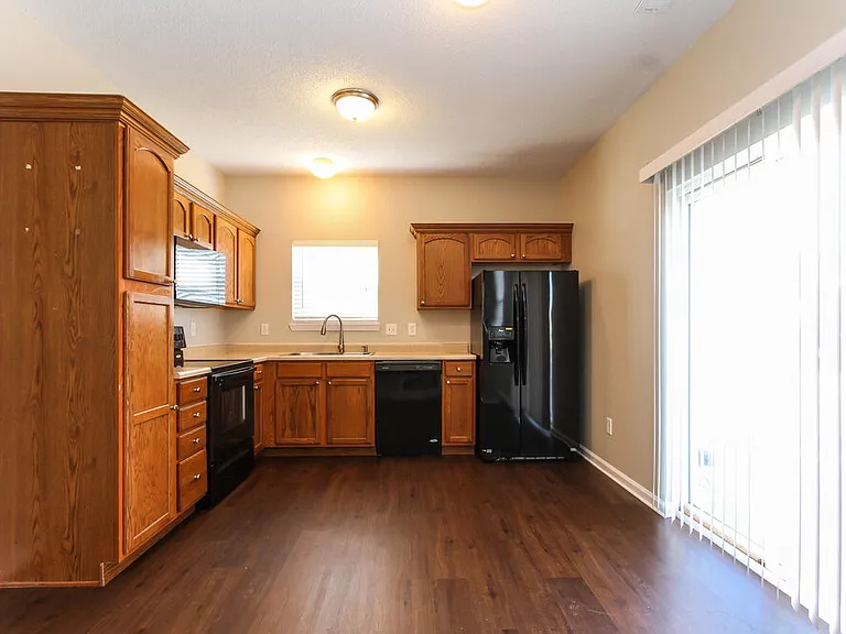 672 Cloverfield Ln — Photo 4