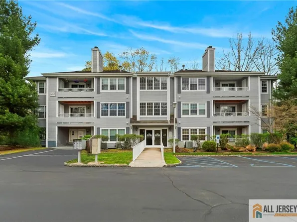 2212 Candlelight Ct, Helmetta, NJ 08828