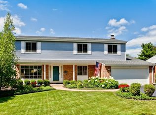 350 W Hawthorne Ct, Lake Bluff, IL 60044