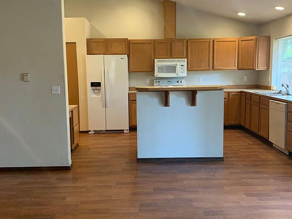 3rd image of 18405 Tapaderos St SE