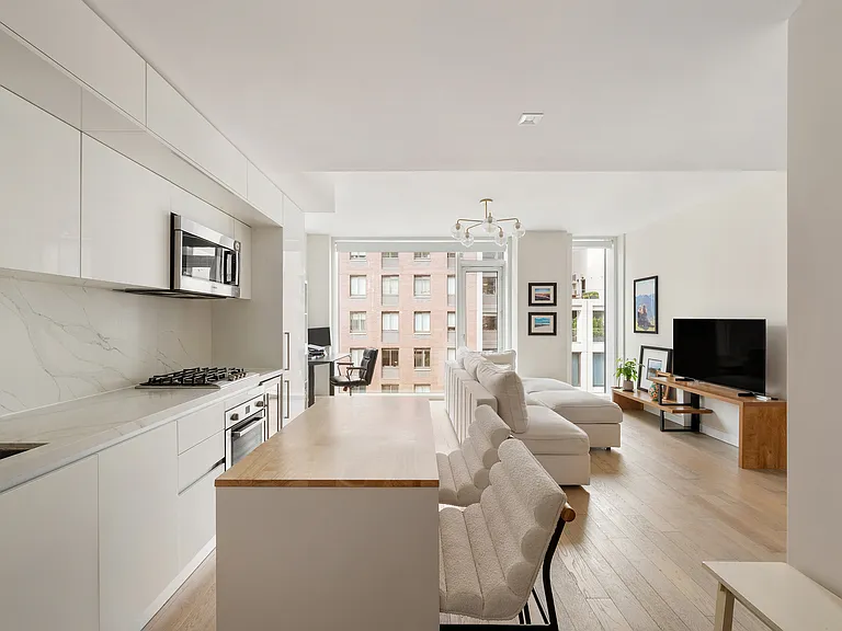 505 W 43rd St #7A — Photo 3