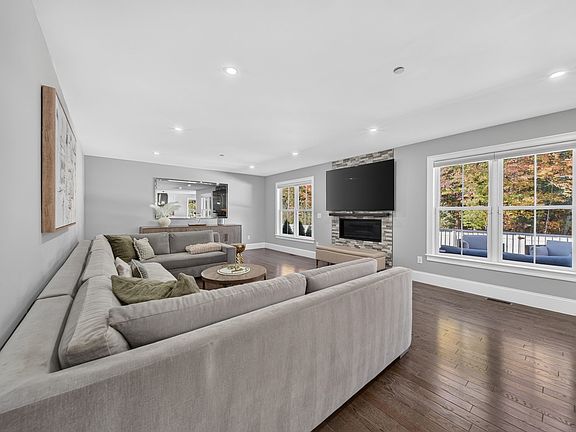 4th image of 24 Douglas St