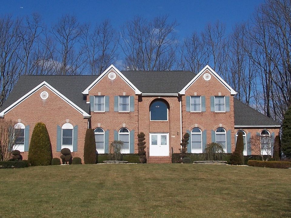 Exec.Colonial on Cul De Sac 