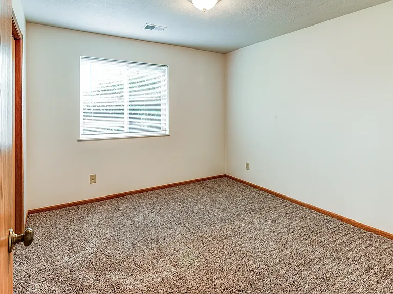 Thorn-Barry Apartments — Photo 16
