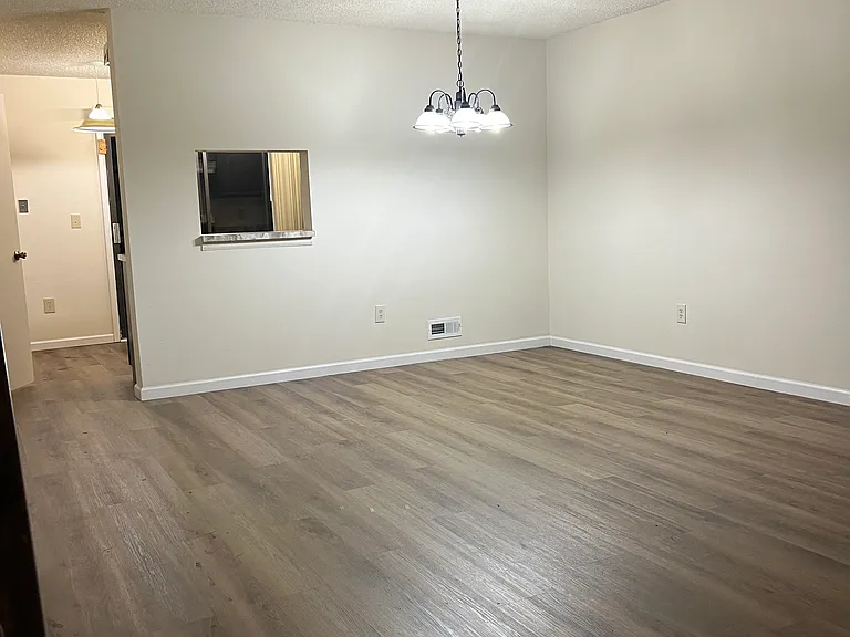 76 Sussex Pl — Photo 2