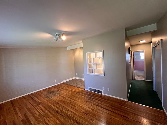 4th image of 1064 E Logan Ave