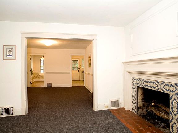 Note: Carpet has been removed and there is now refinished hardwood floors in the living and dining rooms.