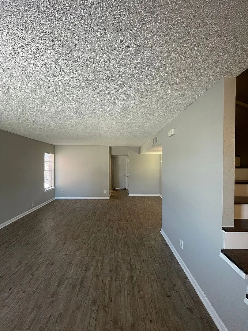 Contessa Townhome Apartments — Photo 2