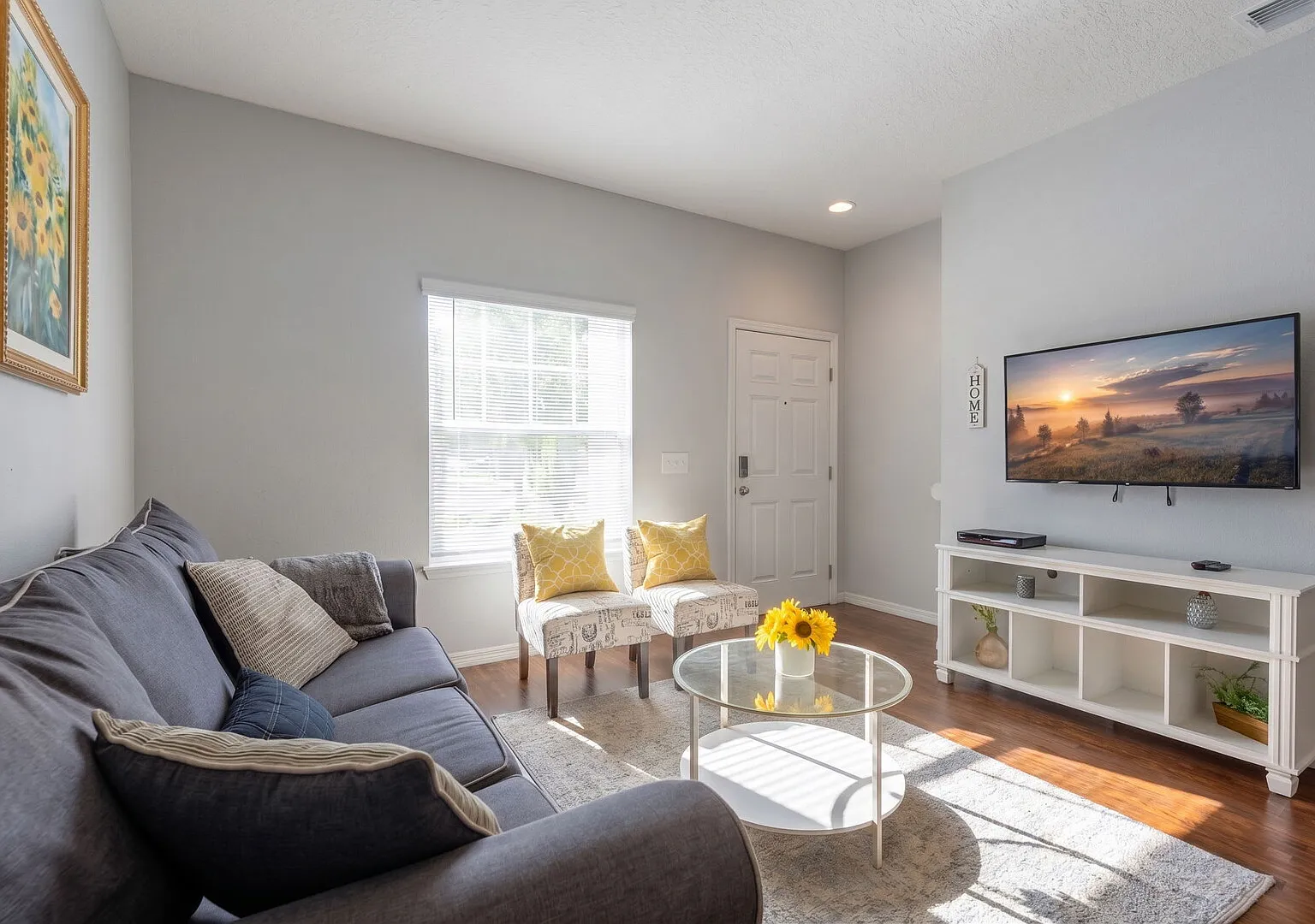 Comfortable 3BR townhome Near Parks, Great Value — Photo 1
