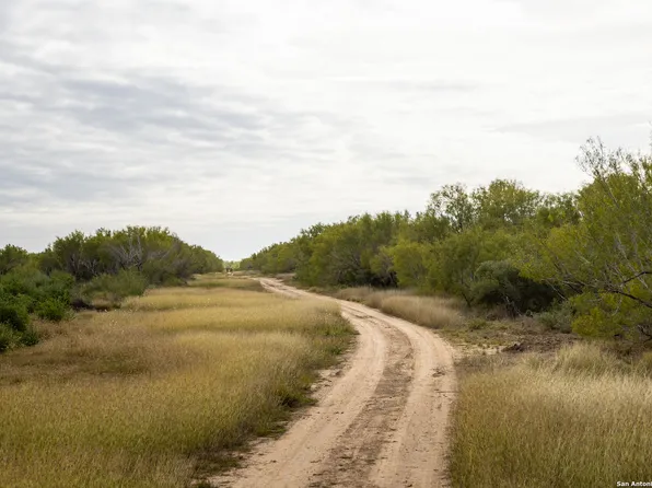 6 FM 1581, Pearsall, TX 78061