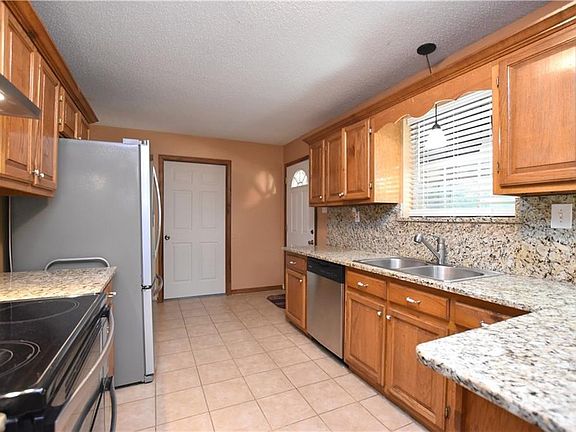 3rd image of 65049 Honeysuckle Ln
