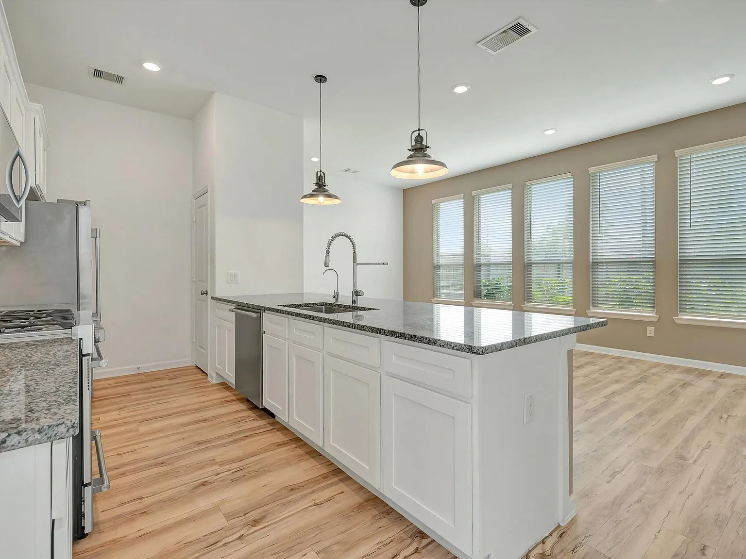 3 bed, 2.5 bath, 1849 sqft, $2,380 — Photo 4