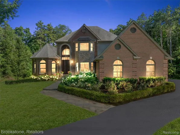 34 Fern Dr, Leonard, MI 48367