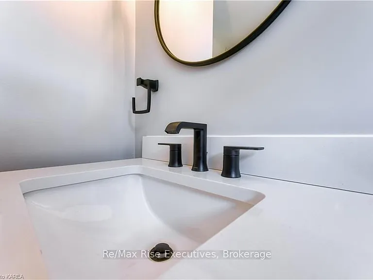 631 Aylmer Cres #1 — Photo 17