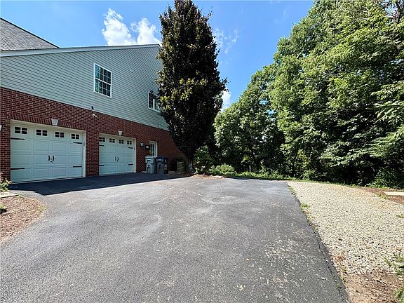 3rd image of 108 Creekwood Dr