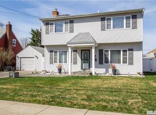 31 Twin Lawns Ave, Hicksville, NY 11801